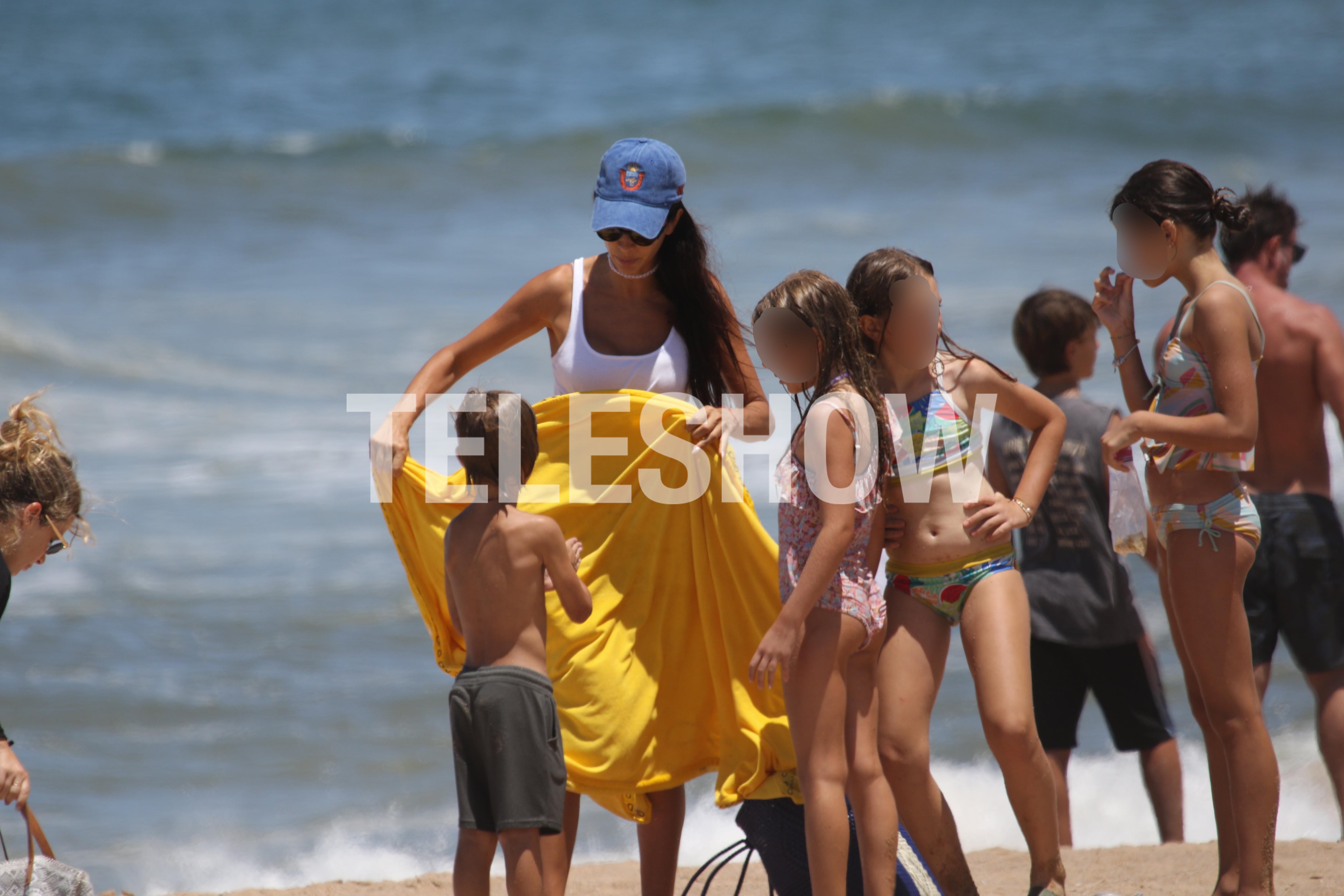 La modelo disfrutó de una tarde de sol mientras los chicos se entretenían frente al mar