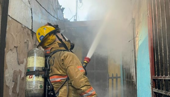 La Cruz Roja Costarricense y el Cuerpo de Bomberos respondieron a la emergencia tras recibir el aviso a las 12:41 de la madrugada./(El Observador)