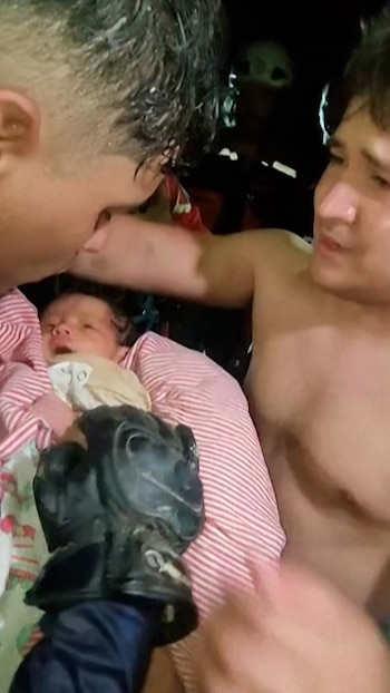 El rescate de un bebé recién nacido entre los escombros en Venezuela capturas