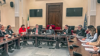 El vicepresidente Ulloa invitó a parlamentarios italianos a participar como observadores en las elecciones de 2027 en El Salvador