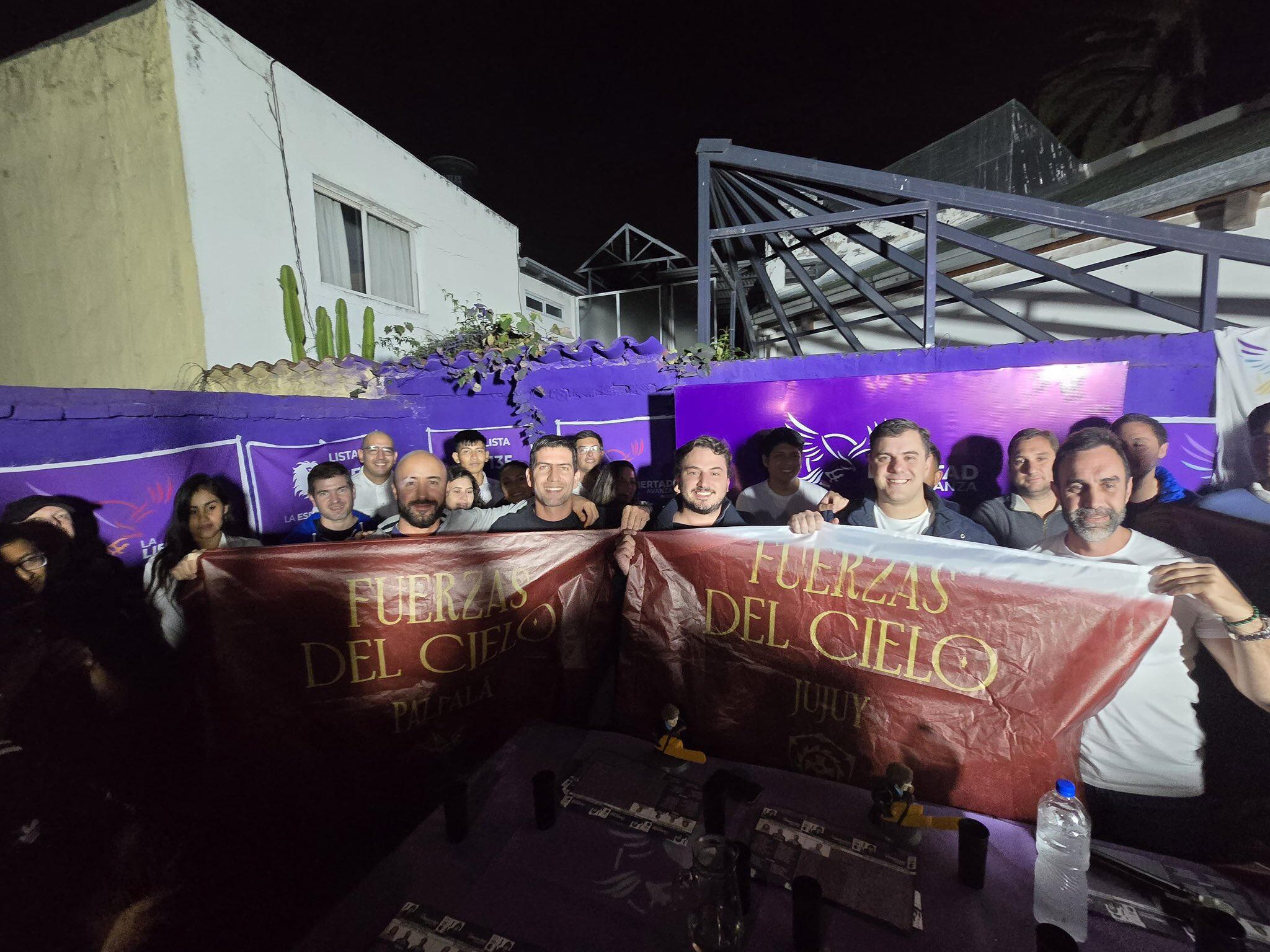 Agustín Romo, Daniel Parisini, Ezequiel Atauche y Manuel Quintar con las banderas de Las Fuerzas del Cielo en Jujuy