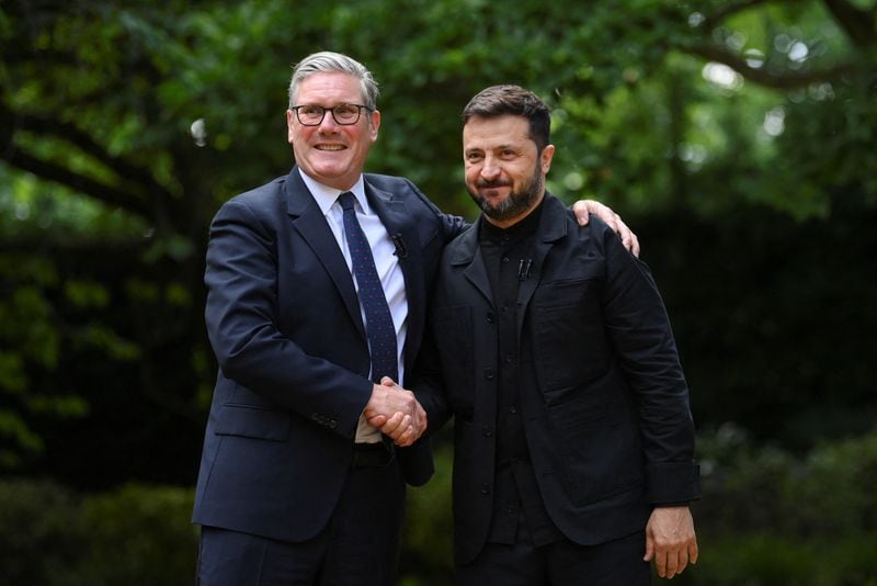 El primer ministro británico Keir Starmer estrecha la mano del presidente ucraniano Volodímir Zelensky en Downing Street, en Londres, Gran Bretaña 23 de junio 2025 (REUTERS/Jaimi Joy/Pool)