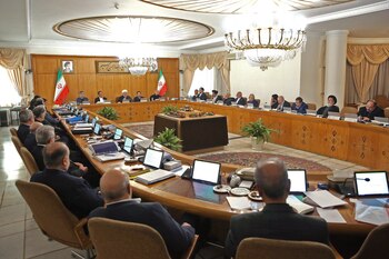 El gabinete reunido escucha el