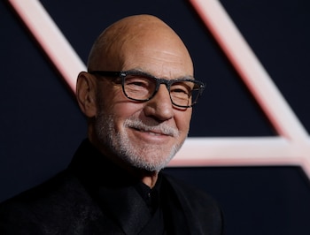 En la nueva versión de Los ángeles de Charlie, Patrick Stewart compartió pantalla con Elizabeth Banks (REUTERS/Mario Anzuoni)