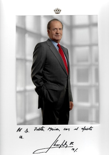 Autógrafo del rey Juan Carlos I, uno de los 3.000 autógrafos de líderes de todo el mundo que forman parte de la colección del húngaro Zoltán Márián. Reyes, presidentes, dictadores, revolucionarios. EFE/ Zoltán Márián