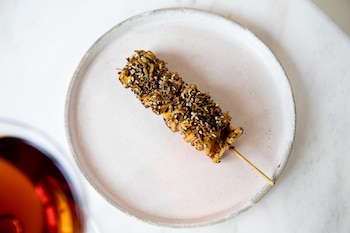 Anticucho de col, uno de los platos estrella de Llama Inn (Álex de la Roots)