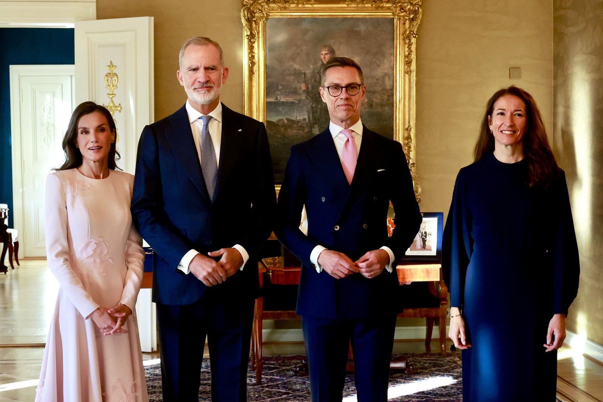 Los Reyes Felipe VI y Letizia junto al presidente de la República de Finlandia, Alexander Stubb, y su esposa Suzanne Innes-Stubb, en Helsinki (Finlandia). (Casa de S.M. el Rey).
