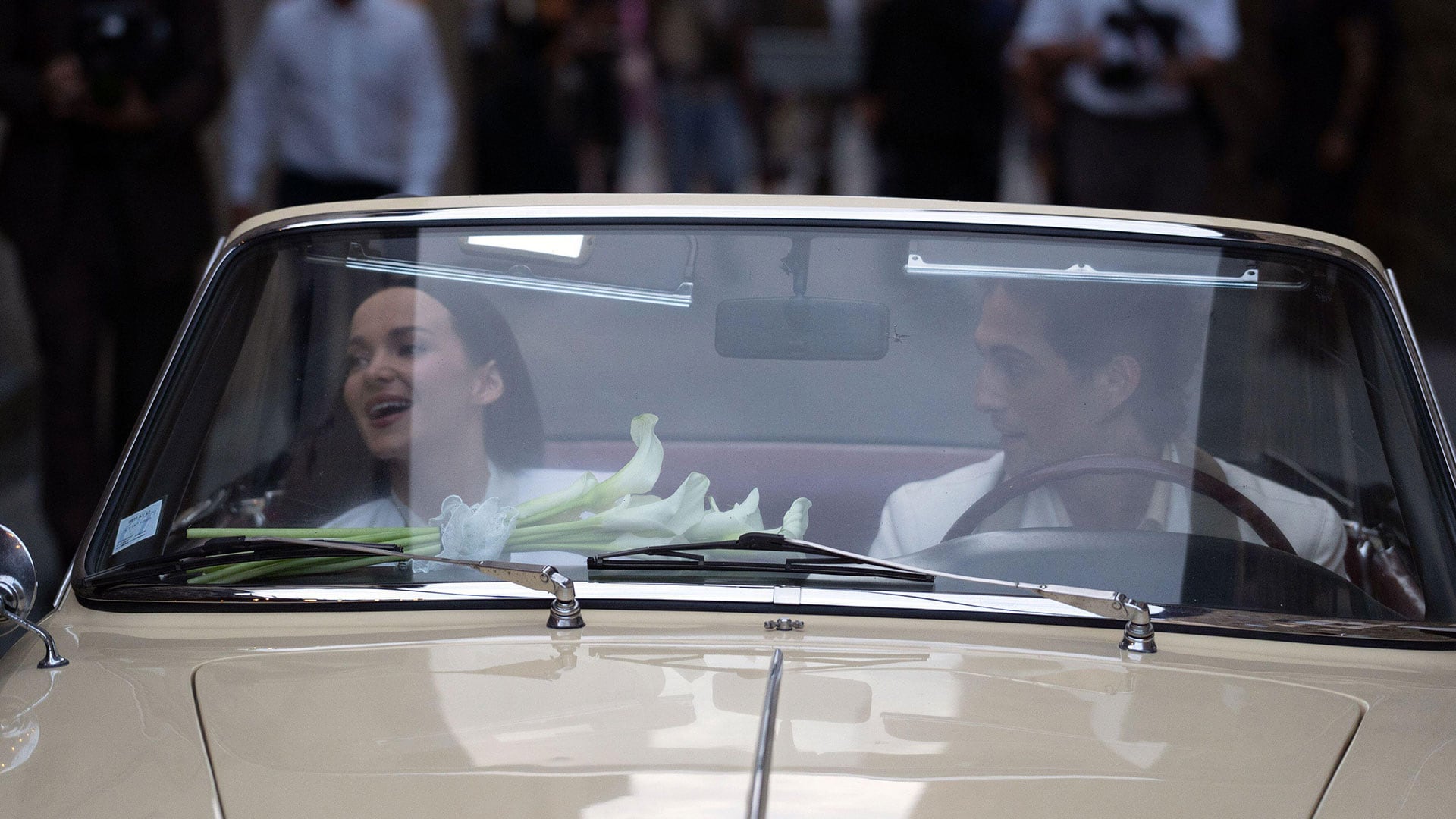 La pareja llegó a la ceremonia civil en un automóvil descapotable clásico color crema (LaPresse/Alamy Live News)