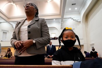 Personas rezan en la iglesia