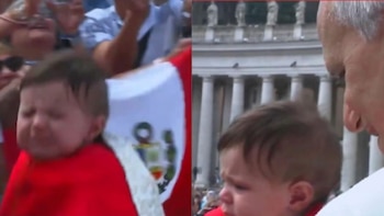 Papa León XIV conmueve al Vaticano al bendecir a niño peruano vestido de sumo pontífice