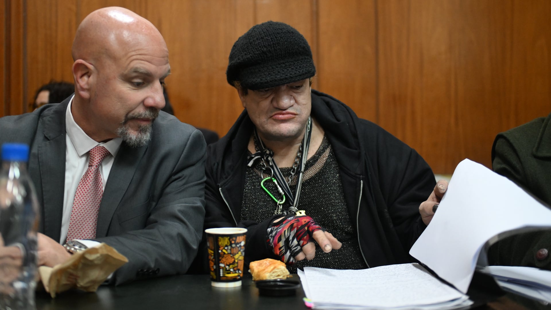 El músico junto a uno de sus defensores (Foto/Adrián Escandar)