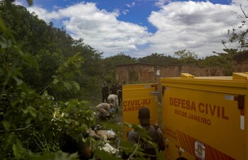 Los bomberos remueven algunos de