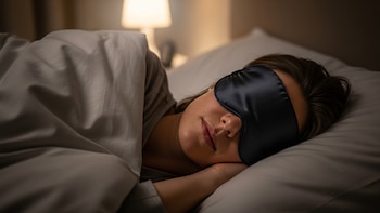 Dormir con antifaz reduce el