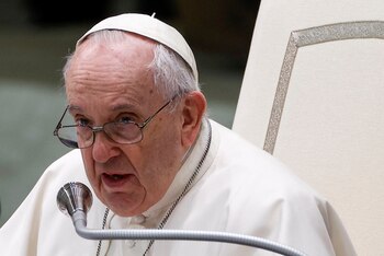 El papa Francisco recordó a las madres ucranianas que huyen de la invasión rusa en el Día Internacional de la Mujer (Reuters)