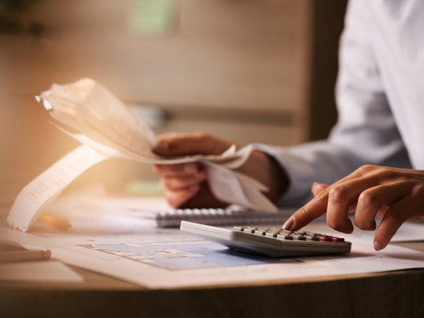 Un trabajador comprueba los datos de su nómina. (Freepik)