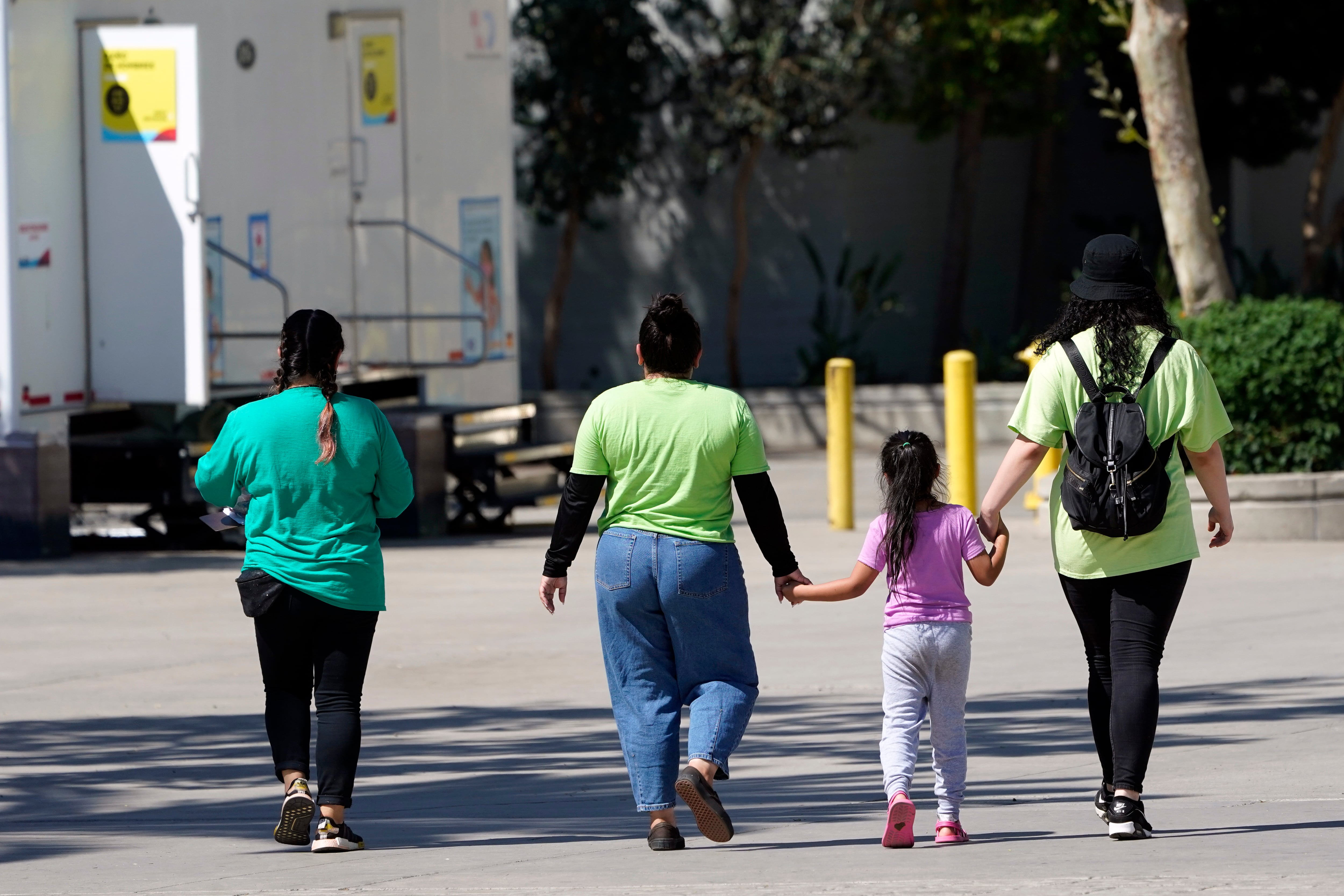 Los migrantes eran introducidos en espacios cerrados con ventilación limitada o inexistente, según los documentos del caso. (Foto: Referencia / AP foto/Marcio Jose Sanchez, Pool)