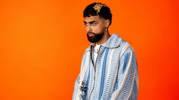 El cantante puertorriqueño volverá a Lima con canciones como “La Curiosidad”, “Pacto”, “Por Tu Culpa” y “De Lejitos”.