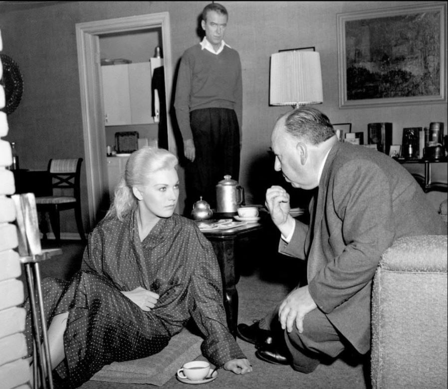 Kim Novak habla con Alfred Hitchcock en un intervalo de la filmación de la película Vértigo. Detrás de ellos, James Stewart, el protagonista masculino del filme