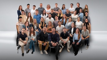 Grupo de cuarenta y cuatro hombres y mujeres de diversas edades posando para una fotografía. Algunas personas están de pie y otras sentadas