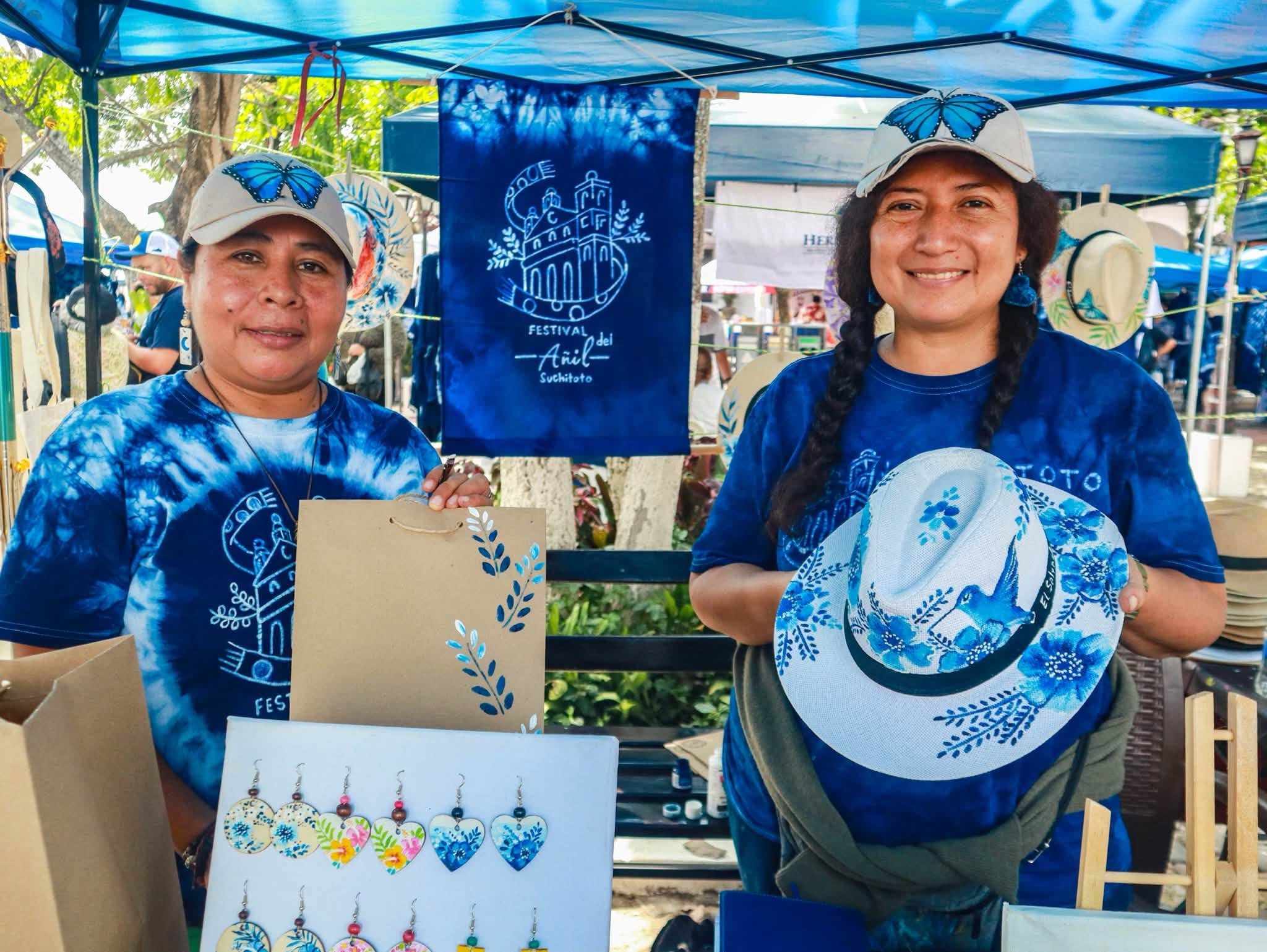 El VIII Festival del Añil combinó venta de prendas y talleres de teñido en Cuscatlán Norte (Foto cortesía alcaldía de Cuscatlán Norte)