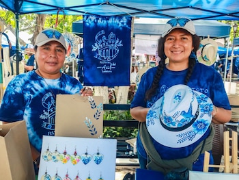 El VIII Festival del Añil combinó venta de prendas y talleres de teñido en Cuscatlán Norte (Foto cortesía alcaldía de Cuscatlán Norte)