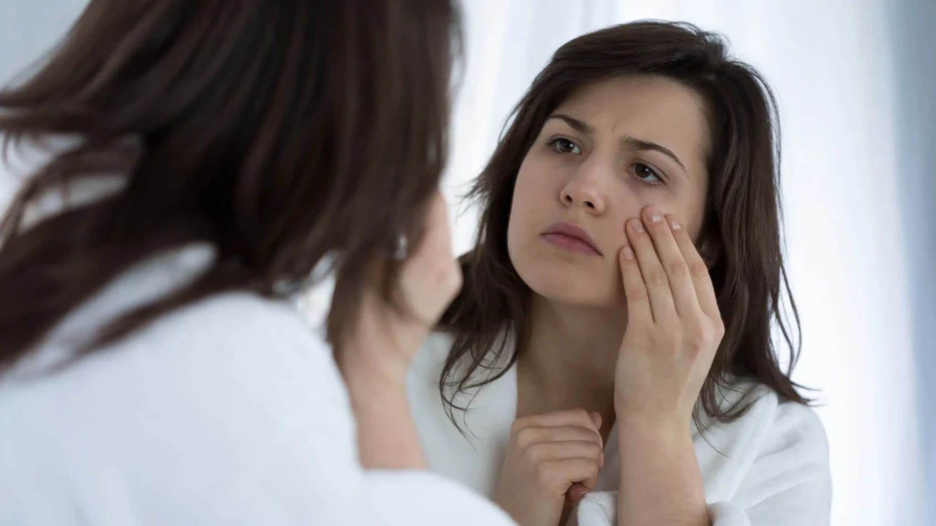 Las causas de la hinchazón ocular van más allá de lo estético y pueden revelar trastornos inflamatorios complejos, según estudios citados por Vogue (100% Pure)