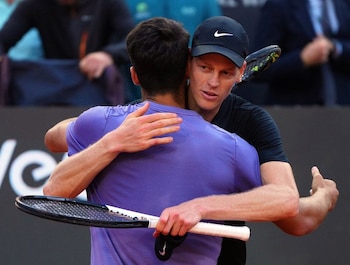 Jannik Sinner felicitando a Carlos