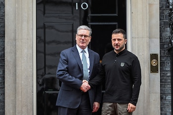 El primer ministro británico, Keir Starmer, y el presidente de Ucrania, Volodymyr Zelenskiy, se dan la mano el día de una reunión bilateral en el número 10 de Downing Street en Londres, Gran Bretaña, el 10 de octubre de 2024. Eddie Mulholland para The Telegraph/Pool vía REUTERS