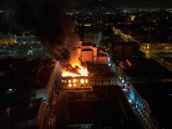 Un edificio arde en medio