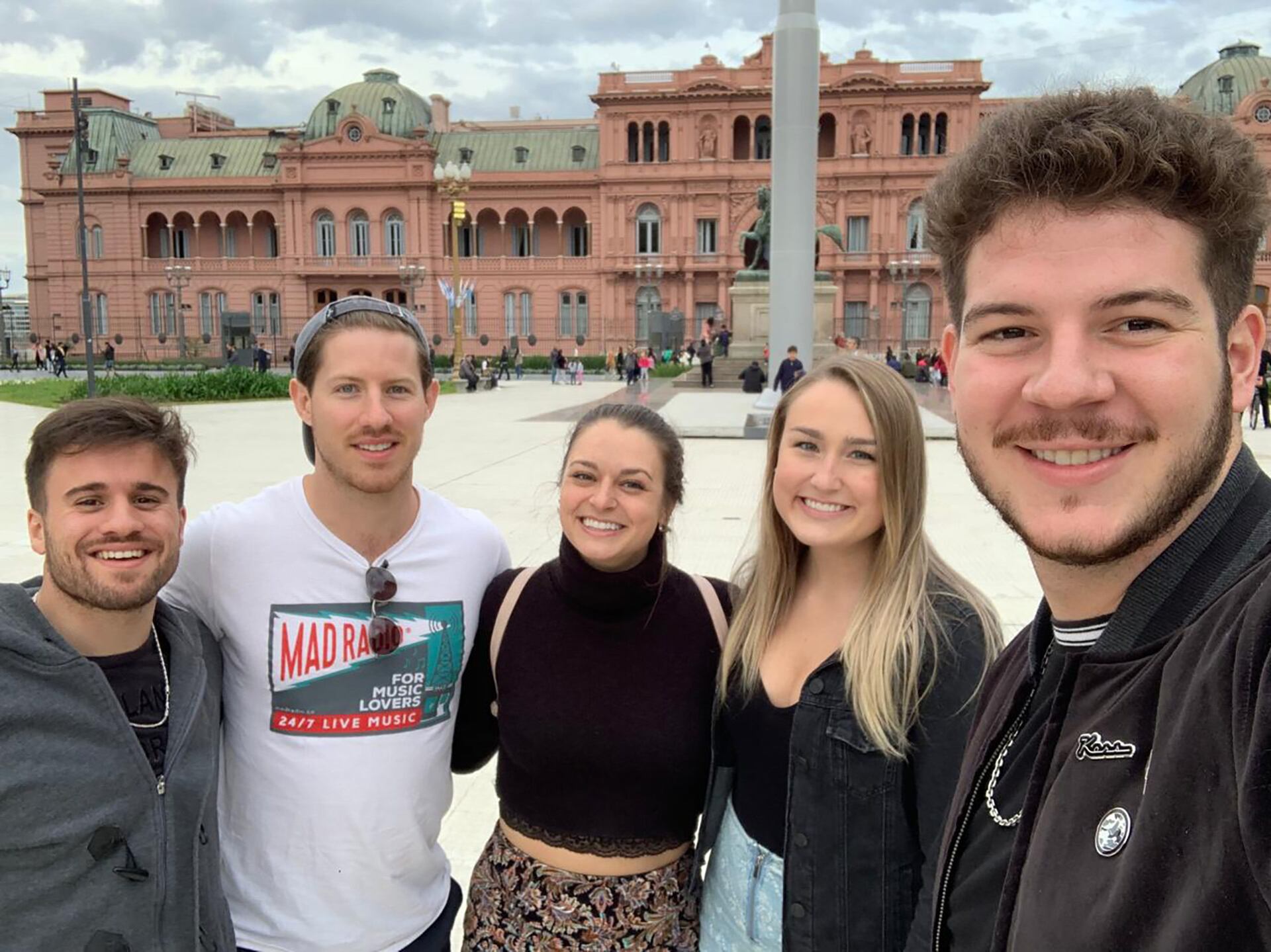 Abigail con su primo, una de sus hermanas y amigos en Buenos Aires