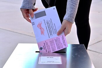 Una mujer deposita una boleta por correo en Shadow Ridge High School en Las Vegas, Nevada, EE. UU., el 3 de noviembre de 2020 EFE/EPA/DAVID BECKER