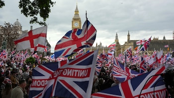 Multitudinaria movilización en contra del gobierno británico en medio de la incertidumbre sobre el futuro de Starmer
