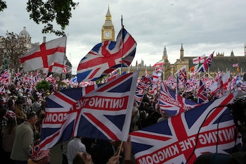Manifestantes portaron banderas británicas y carteles con consignas antiinmigración (Foto AP/Kirsty Wigglesworth)