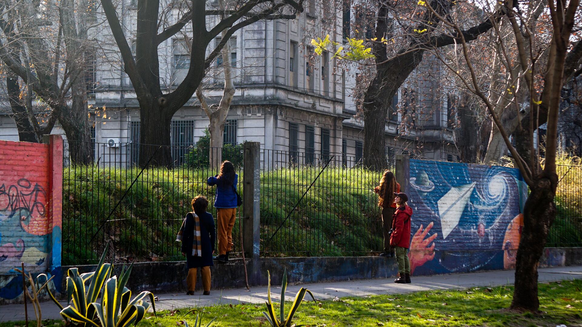 La obra teatral utiliza el formato epistolar para reconstruir la vida de dos hermanas y la historia de La Paternal