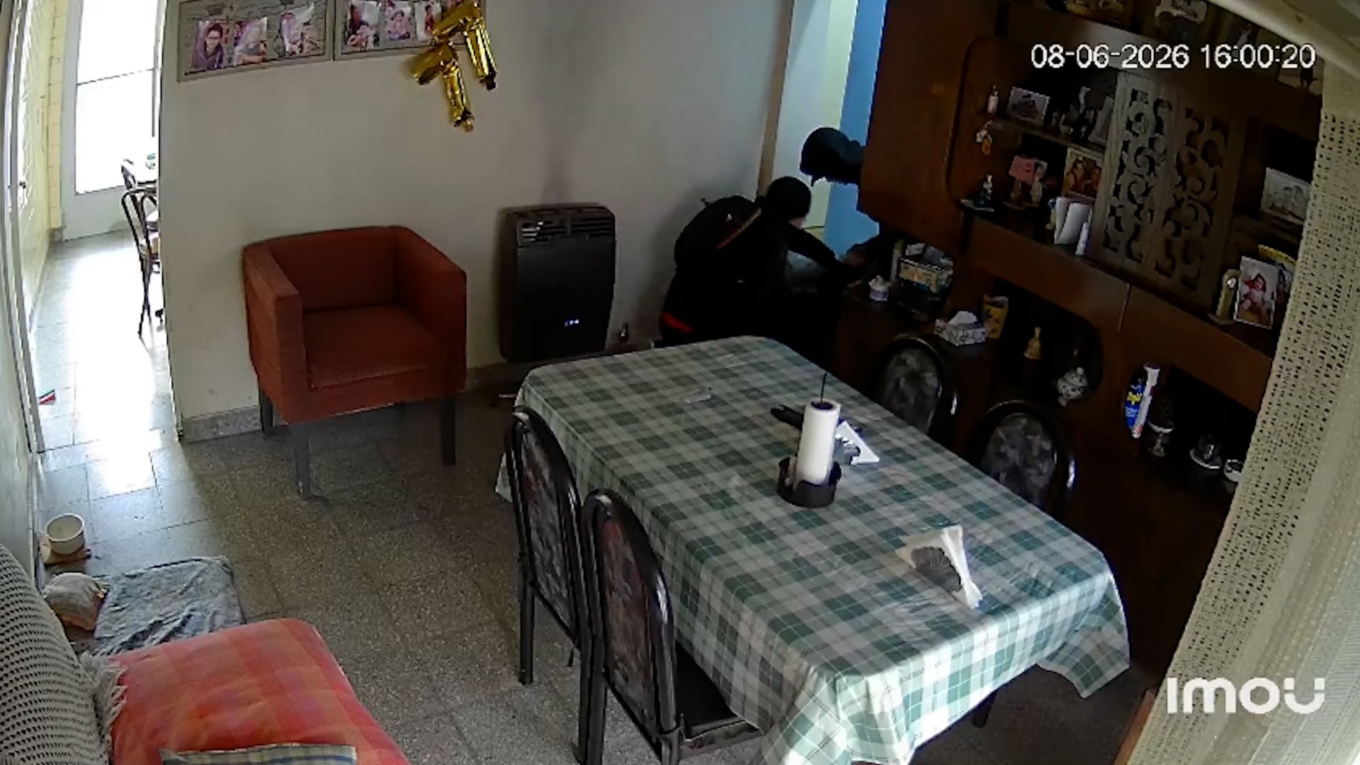 Ante la resistencia de la víctima, los ladrones le propinaron rodillazos en el estómago y la arrojaron al piso.