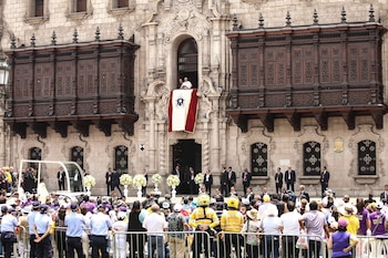 Con un rostro más reposado, el papa Francisco se asomó al balcón de la Nunciatura Apostólica para saludar a los miles de fieles que se mantienen en el exterior de esta institución. (Andina)