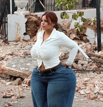 Gracie Bon entre las ruinas del sismo en Panamá, imagen que desencadenó una ola de críticas y un posterior descargo de la modelo (Cortesía: Gracie Bon).