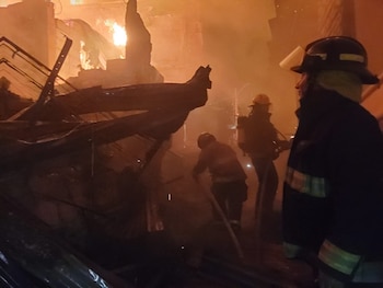 Los bomberos iniciaron labores de extinción y contuvieron la propagación del fuego hacia otras casas cercanas en la colonia San Martín.