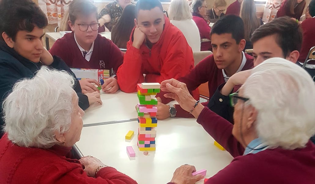Jóvenes de visita en una residencia de ancianos en España (Fundación Diocesana de Enseñanza Santos Mártires de Córdoba - España)