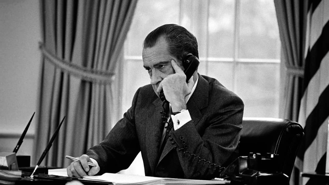 El 20 de octubre de 1973, el presidente consiguió que Archibald Cox fuera apartado de la investigación de Watergate (The Richard Nixon Presidential Library and Museum (National Archives and Records Administration))