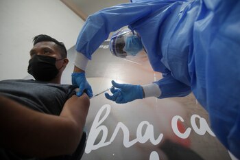 Personal de enfermería aplica la vacuna Pfizer contra el coronavirus, en una fotografía de archivo en la ciudad de Panamá (Panamá). EFE/ Carlos Lemos