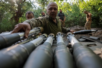 Militares cargando munición en un