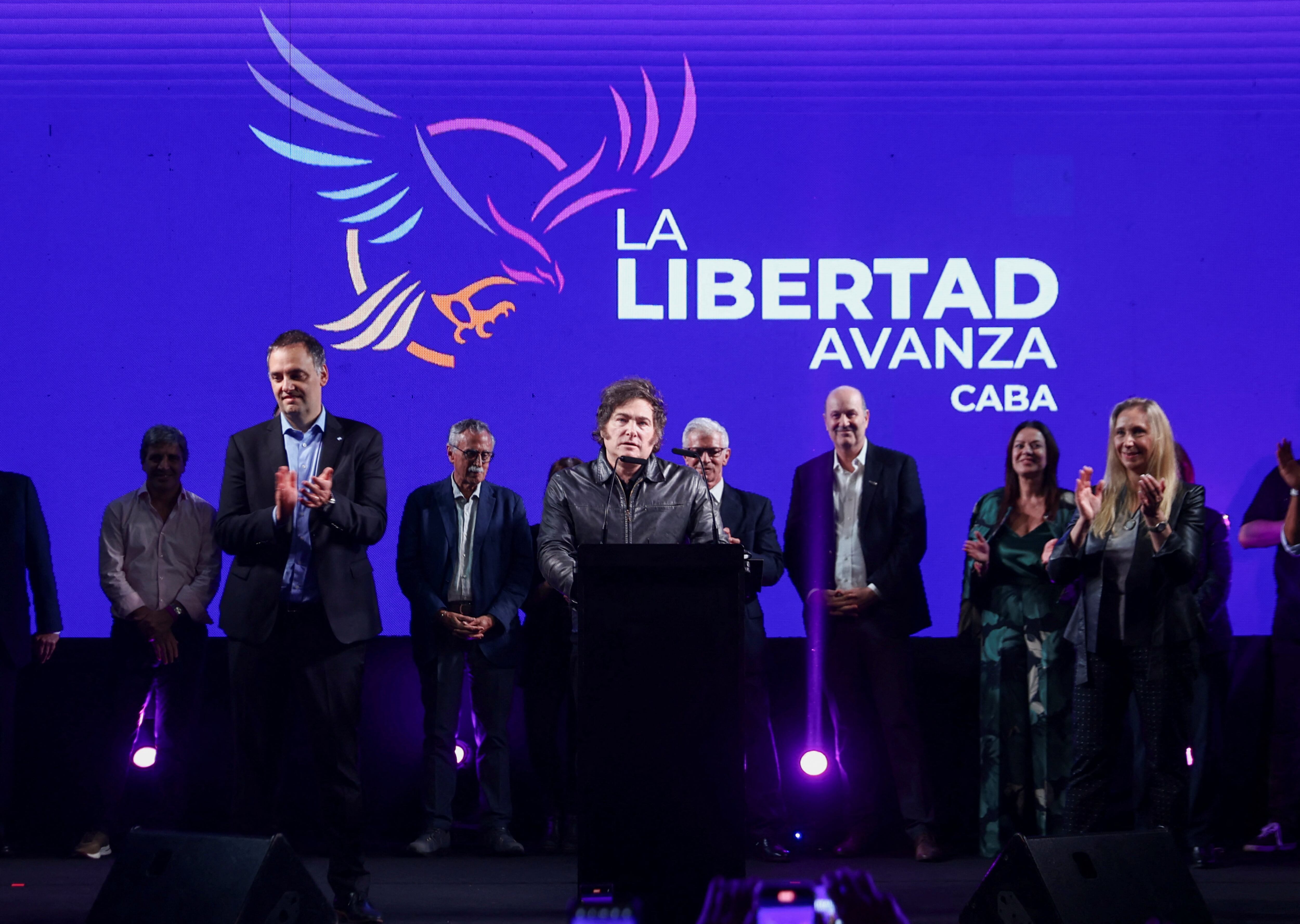 El Presidente en el cierre de campaña, junto a Adorni, Karina Milei y el Gabinete