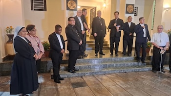 Nuevo nuncio en El Salvador: Giancarlo Dellagiovanna llega como enviado de León XIV y recibe el diario de San Óscar Romero
