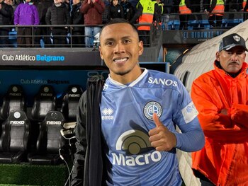 Bryan Reyna posó feliz luego de su doblete con Belgrano ante Central Córdoba por la Liga Profesional Argentina