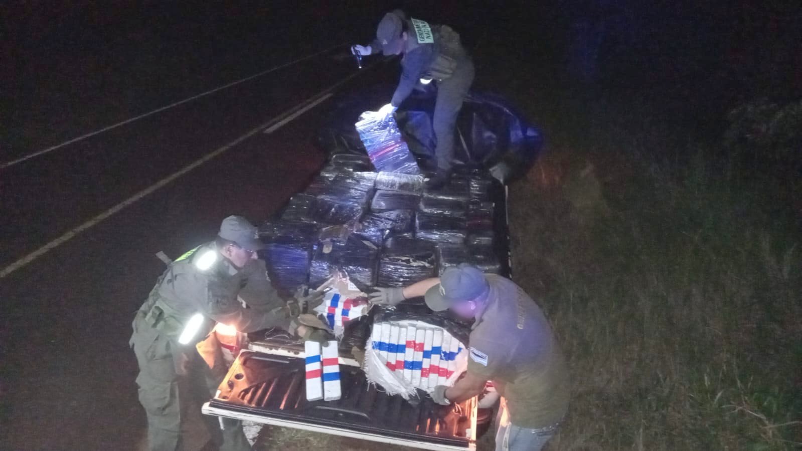 Gendarmes hallaron más de 900 kilos de marihuana y varios kilos de hachís en la caja de una camioneta en San Antonio