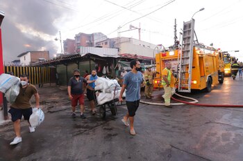 Comerciantes tratando de rescatar mercadería