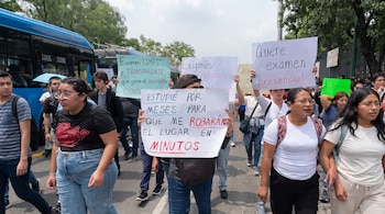 Un contingente de aspirantes, estudiantes y padres de familia se manifiesta este lunes desde la estación Universidad de la Línea 3 del Metro, tras la difusión de resultados del ingreso a licenciatura 2026