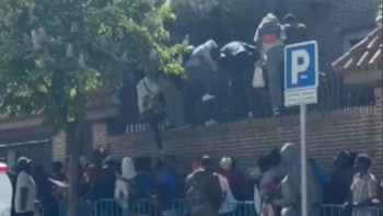 Tensión en la embajada de Gambia de Madrid: decenas de personas saltan la verja para obtener el certificado de vulnerabilidad