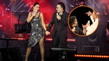 Lucero y Manuel Mijares cantan en un escenario iluminado, tomados de la mano; una imagen circular superpuesta muestra a Lucerito cantando con Mijares